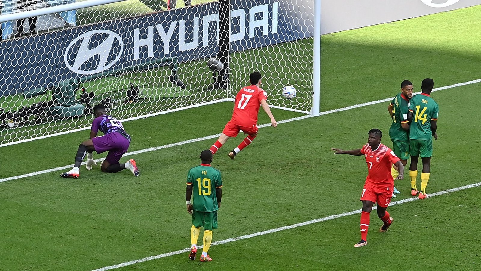 Der Ball zappelt im Netz der Kameruner: 1:0 für die Schweiz (rote Trikots).Foto: AFP/GLYN KIRK