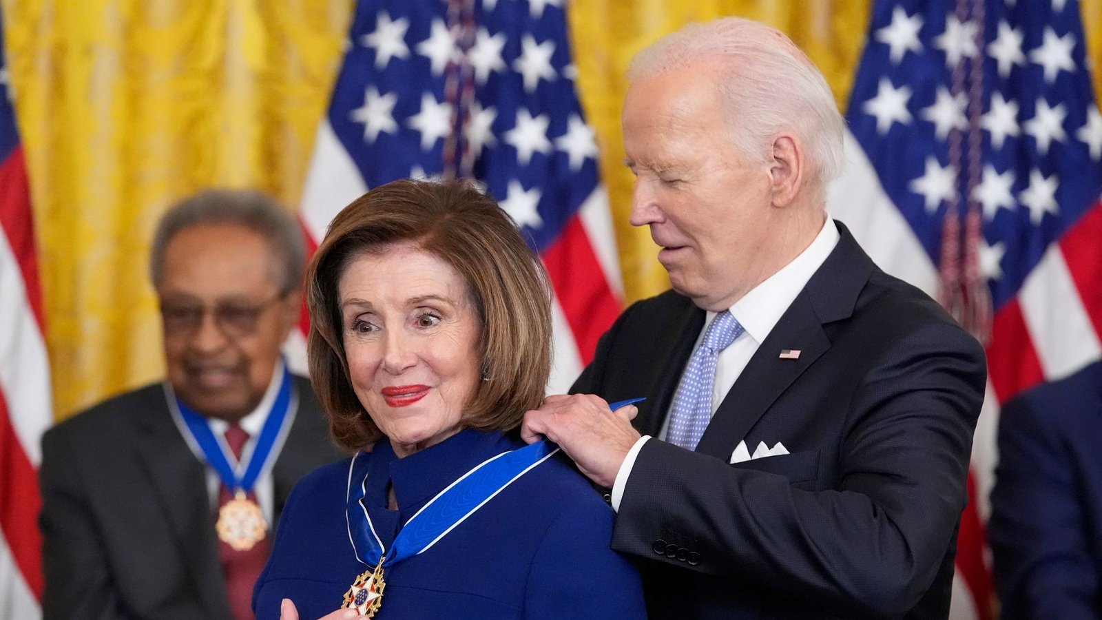 US-Präsident Joe Biden verleiht die Presidential Medal of Freedom an die Abgeordnete Nancy Pelosi.Foto: Alex Brandon/AP/dpa