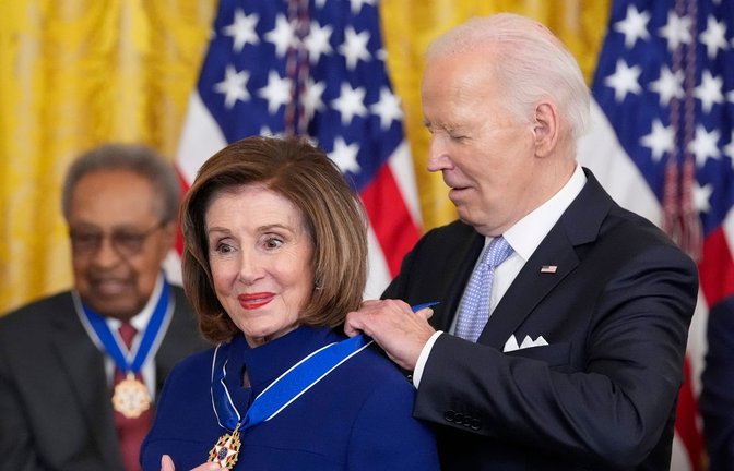 US-Präsident Joe Biden verleiht die Presidential Medal of Freedom an die Abgeordnete Nancy Pelosi.<span class='image-autor'>Foto: Alex Brandon/AP/dpa</span>