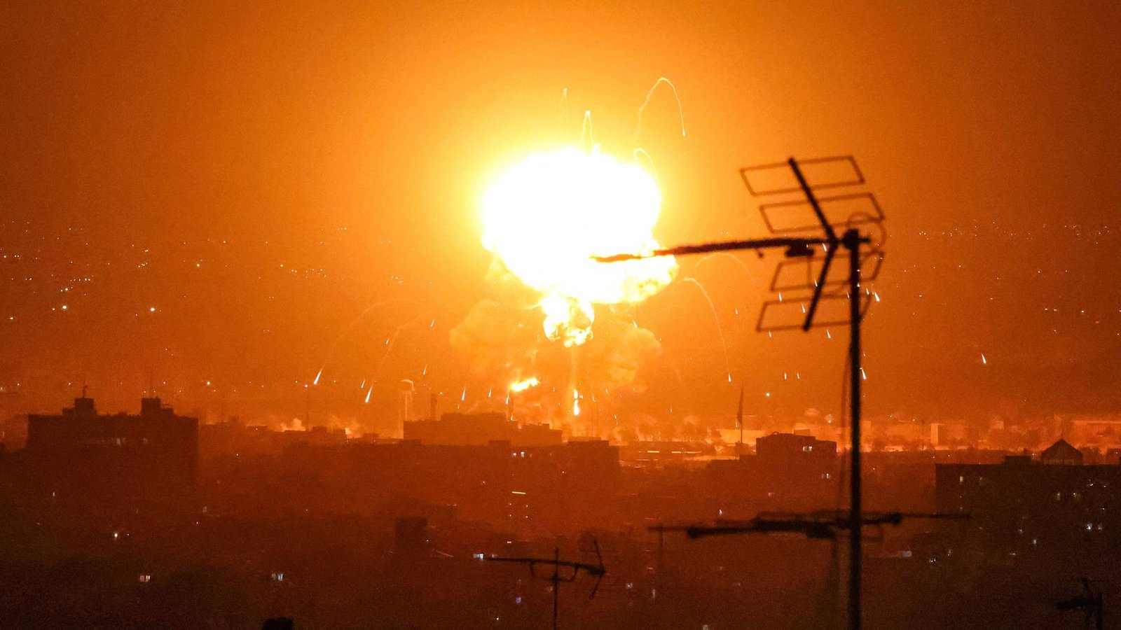 Die Angriffe der USA und Israel auf Teheran gingen auch am Sonntag weiter.Foto: AFP/Atta Kenare
