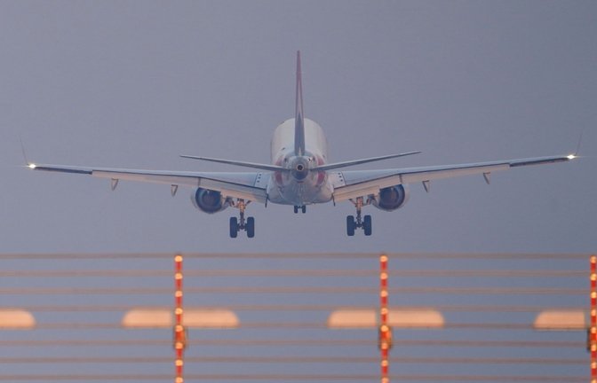 Es wird nicht empfohlen zu fliegen, wenn man Corona-positiv ist.<span class='image-autor'>Foto: dpa/Marcus Brandt</span>