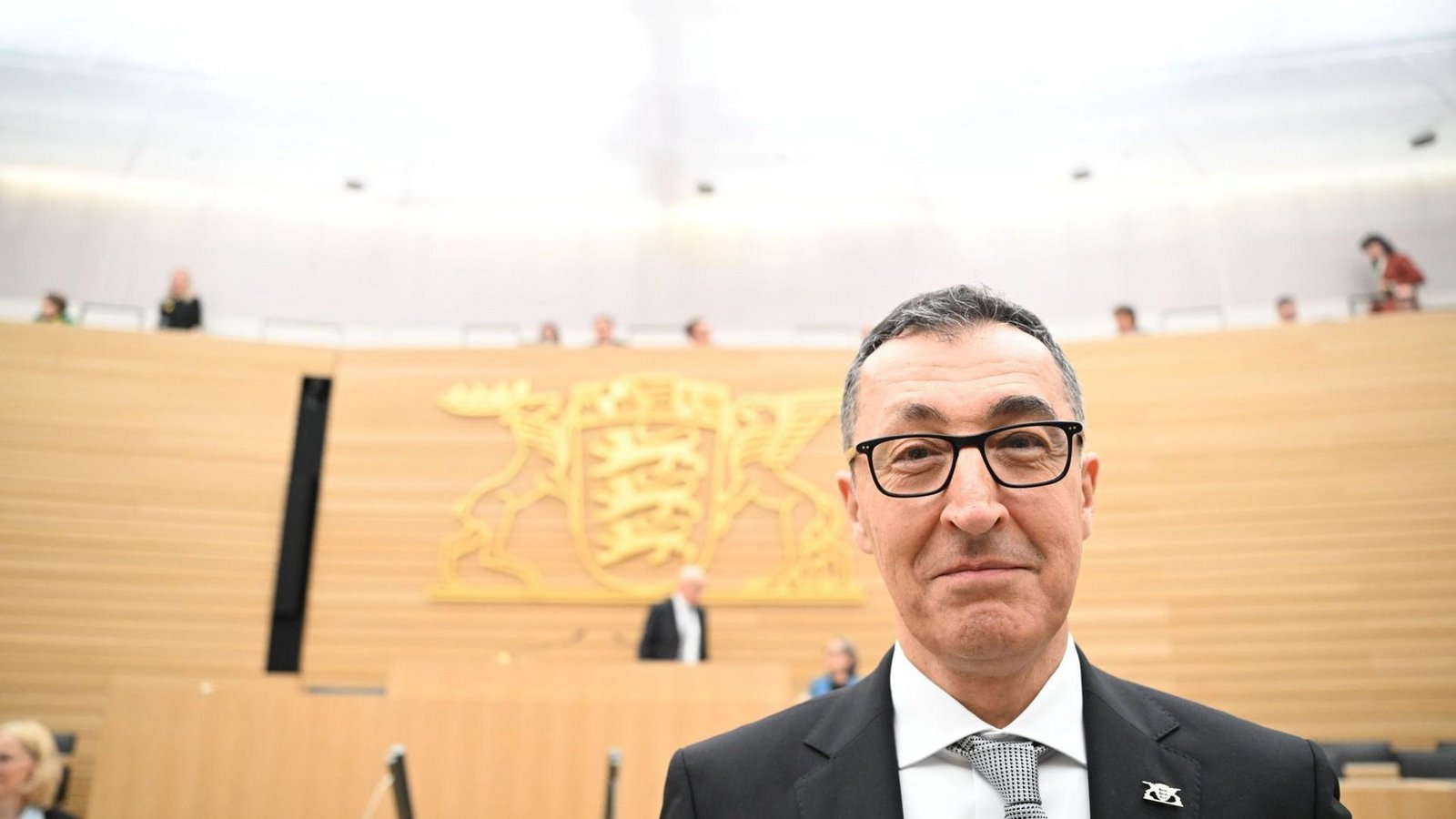 Der designierte Ministerpräsident Cem Özdemir (Grüne) bei der konstituierenden Sitzung des Landtags. Am Mittwoch soll Özdemir zum Ministerpräsidenten gewählt werden.Foto: Bernd Weißbrod/dpa Der designierte Ministerpräsident Cem Özdemir (Grüne) bei der konstituierenden Sitzung des Landtags. Am Mittwoch soll Özdemir zum Ministerpräsidenten gewählt werden.Foto: Bernd Weißbrod/dpa