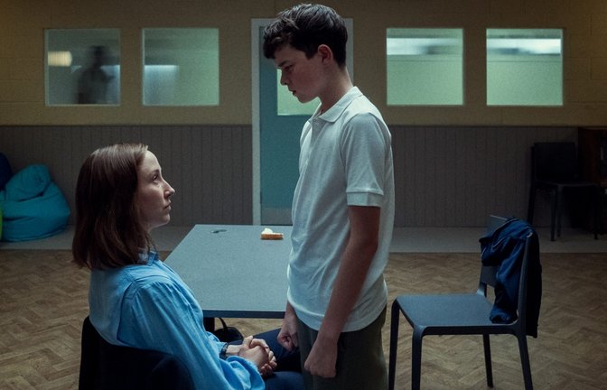 Der 13-jährige Jamie (Owen Cooper, r.) wird beschuldigt, einen Mord begangen zu haben. Psychologin Briony Ariston (Erin Doherty) will sich ein Bild von ihm machen.<span class='image-autor'>Foto: Ben Blackall/Netflix © 2024</span>