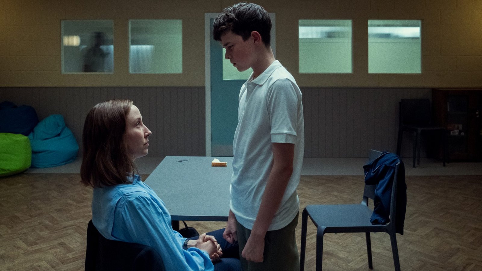 Der 13-jährige Jamie (Owen Cooper, r.) wird beschuldigt, einen Mord begangen zu haben. Psychologin Briony Ariston (Erin Doherty) will sich ein Bild von ihm machen.Foto: Ben Blackall/Netflix © 2024 Der 13-jährige Jamie (Owen Cooper, r.) wird beschuldigt, einen Mord begangen zu haben. Psychologin Briony Ariston (Erin Doherty) will sich ein Bild von ihm machen.Foto: Ben Blackall/Netflix © 2024