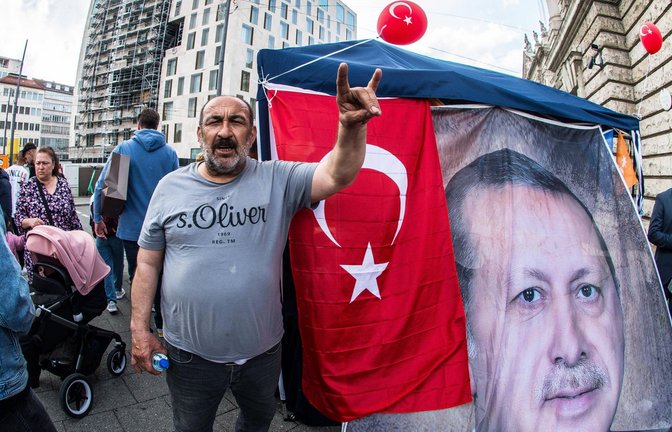 Ein Anhänger des türkischen Staatspräsidenten Recep Tayyip Erdogan zeigt den Wolfsgruß.<span class='image-autor'>Foto: /IMAGO/Sachelle Babbar</span>
