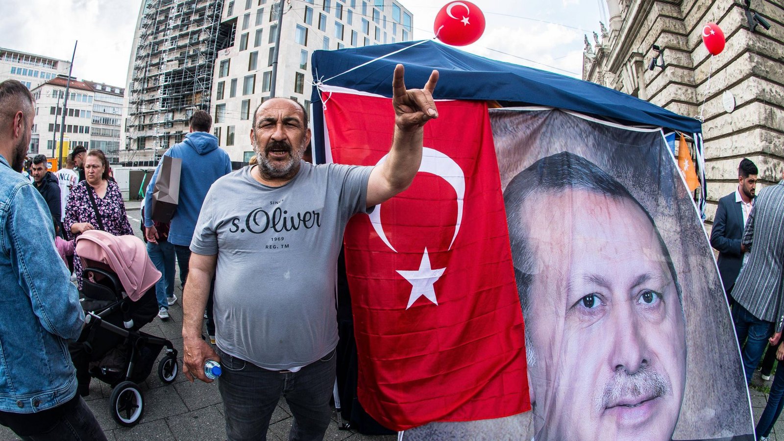 Ein Anhänger des türkischen Staatspräsidenten Recep Tayyip Erdogan zeigt den Wolfsgruß.Foto: /IMAGO/Sachelle Babbar