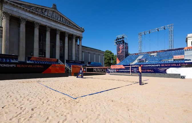 Die Sportanlagen für die Wettkämpfe beim Beachvolleyball sind auf dem Königsplatz aufgebaut.<span class='image-autor'>Foto: Sven Hoppe/dpa</span>