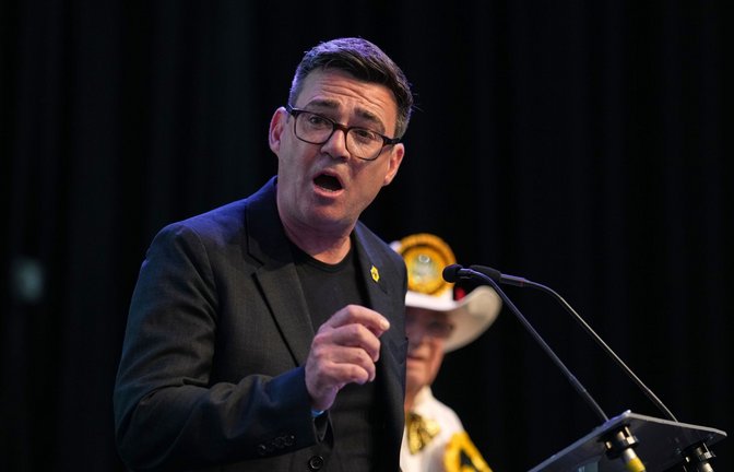 Andy Burnham von der Labour-Partei hält nach seinem Sieg bei der Nachwahl in Makerfield eine Rede<span class='image-autor'>Foto: Jon Super/AP/dpa/Jon Super</span>