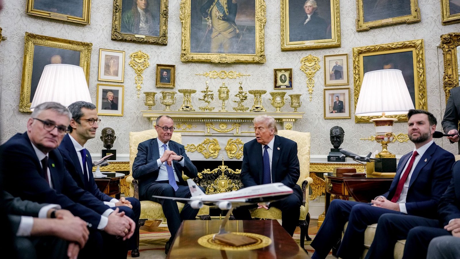 Auch Vizepräsident JD Vance war im Oval Office wieder dabei,Foto: Kay Nietfeld/dpa Auch Vizepräsident JD Vance war im Oval Office wieder dabei,Foto: Kay Nietfeld/dpa