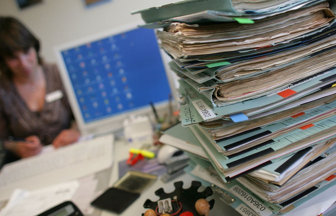 Akten, Akten, Akten: nicht nur die Behörden und die Bürger, auch die Unternehmen leiden unter der großen Zahl von Dokumentations- und Belegpflichten.<span class='image-autor'>Foto: dpa/Patrick Pleul</span>