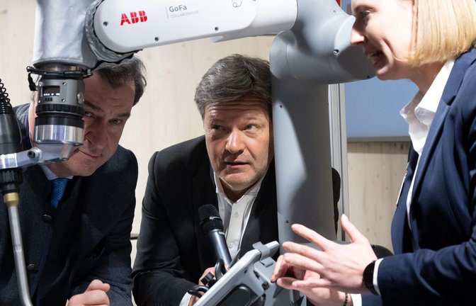„Schlichtweg peinlich“ nannte CSU-Chef Markus Söder (li.) das Anbiedern der Grünen.<span class='image-autor'>Foto: dpa/Sven Hoppe</span>