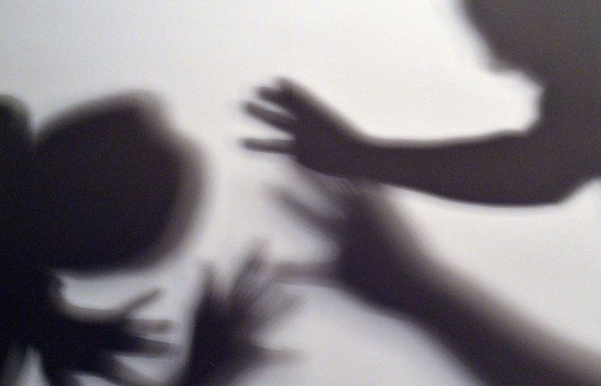 Oft  sind Frauen und Kinder von der Gewalt der Partner und Väter betroffen.<span class='image-autor'>Foto: dpa/Maurizio Gambarini</span>
