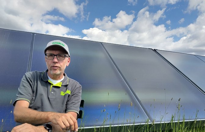 Hier lässt es  sich aushalten: Manfred Bauer mitten in seinem Solarthermiefeld.<span class='image-autor'>Foto: Judith A. Sägesser</span>