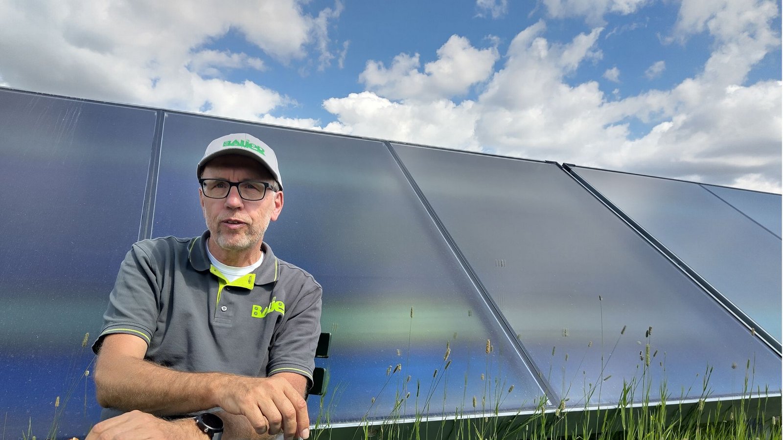 Hier lässt es sich aushalten: Manfred Bauer mitten in seinem Solarthermiefeld.Foto: Judith A. Sägesser Hier lässt es sich aushalten: Manfred Bauer mitten in seinem Solarthermiefeld.Foto: Judith A. Sägesser