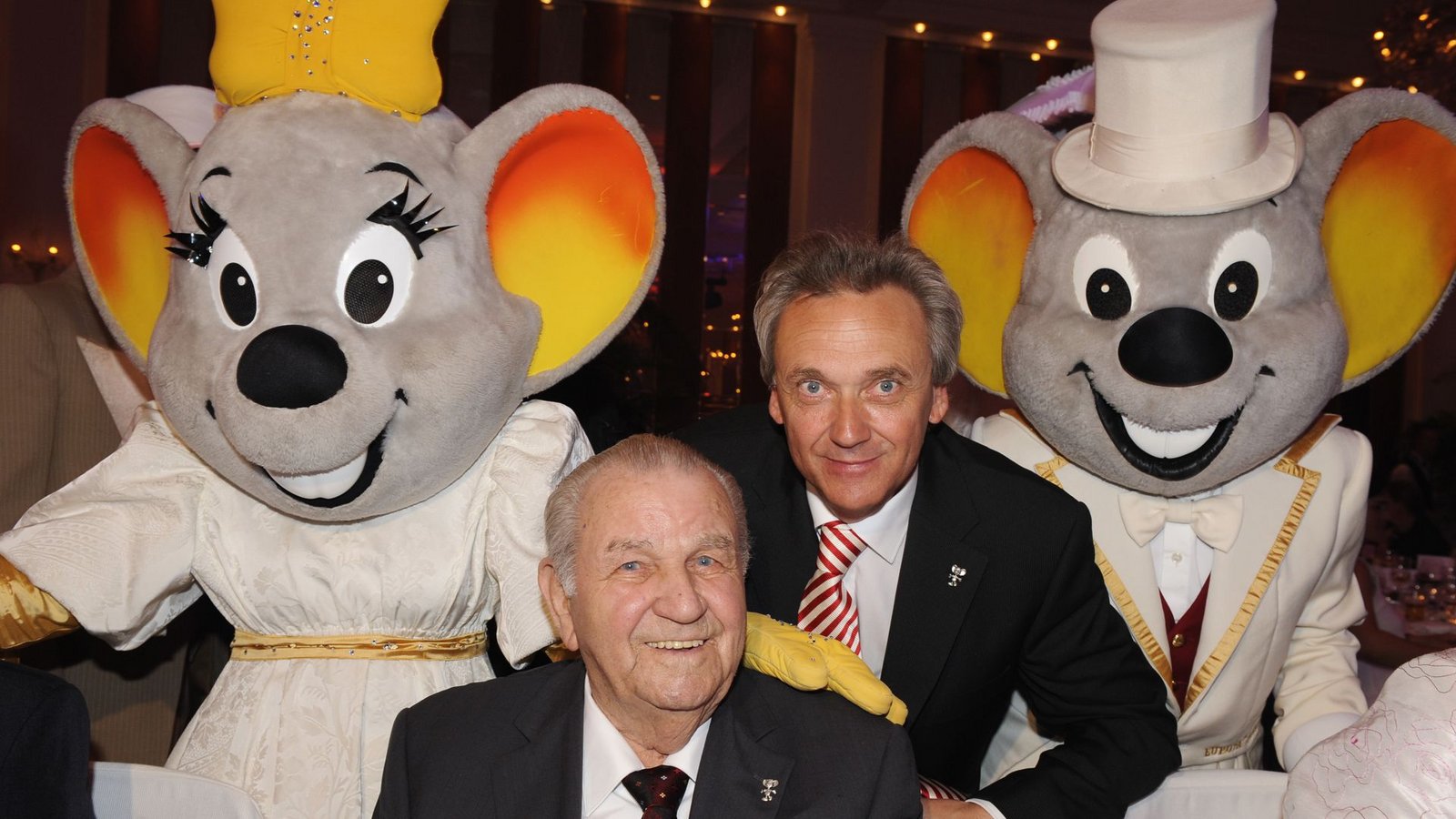 Vor 25 Jahren, beim 50. Geburtstag von Roland Mack (2. Reihe), hatte Ed Euromaus aber bereits das Zepter übernommen.Foto: Europa-Park Vor 25 Jahren, beim 50. Geburtstag von Roland Mack (2. Reihe), hatte Ed Euromaus aber bereits das Zepter übernommen.Foto: Europa-Park