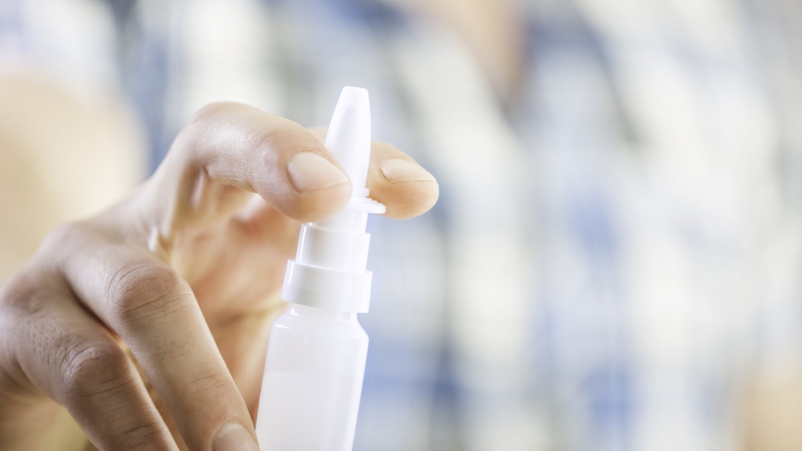 Wie man eine Nasenspray-Sucht wieder loswird, verraten wir Ihnen in diesem Artikel. 4 effektive Tipps zur nachhaltigen Entwöhnung.Foto: Raresirimie / Shutterstock.com