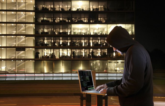 Oft greifen Hacker auf eigene Rechnung an.<span class='image-autor'>Foto: imago images/Jochen Tack</span>