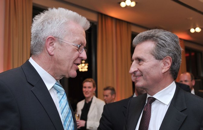 Winfried Kretschmann (Bündnis 90/die Grünen - l) mit Günther H. Oettinger (CDU). Oettinger hat einen Wunsch an Kretschmann (Archivfoto).<span class='image-autor'>Foto: picture alliance / dpa/FKPH</span>
