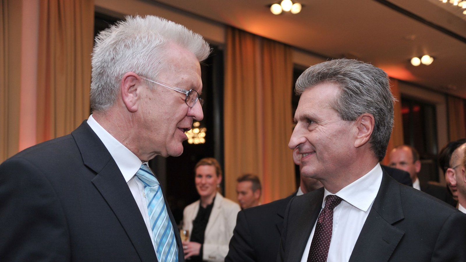 Winfried Kretschmann (Bündnis 90/die Grünen - l) mit Günther H. Oettinger (CDU). Oettinger hat einen Wunsch an Kretschmann (Archivfoto).Foto: picture alliance / dpa/FKPH