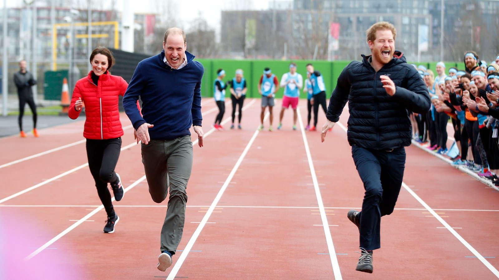 Prinz William (m), Herzogin Catherine (Kate, l.) und Prinz Harry (r) laufen 2017 im Queen Elizabeth Olymipic Park in London im Rahmen ihrer Kampagne "Heads Together".Foto: picture alliance / Alastair Grant/AP Pool/dpa | Alastair Grant