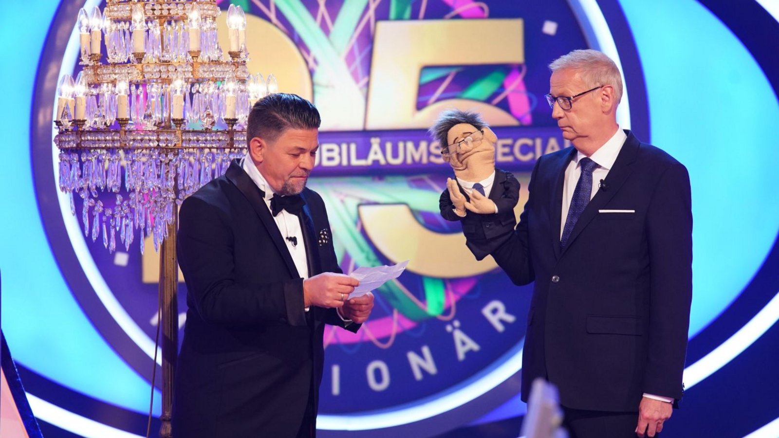 Tim Mälzer trägt ein Gedicht für Günther Jauch vor.Foto: RTL / Stefan Gregorowius Tim Mälzer trägt ein Gedicht für Günther Jauch vor.Foto: RTL / Stefan Gregorowius