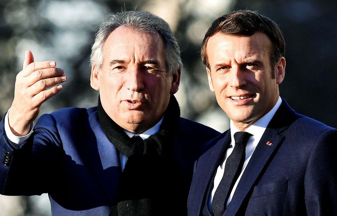 Stürzt Präsident Emmanuel Macron (re.) gleich mit, wenn sein umstrittener Premierminister François Bayrou stürzt?<span class='image-autor'>Foto: AFP/Georges Gobet</span>