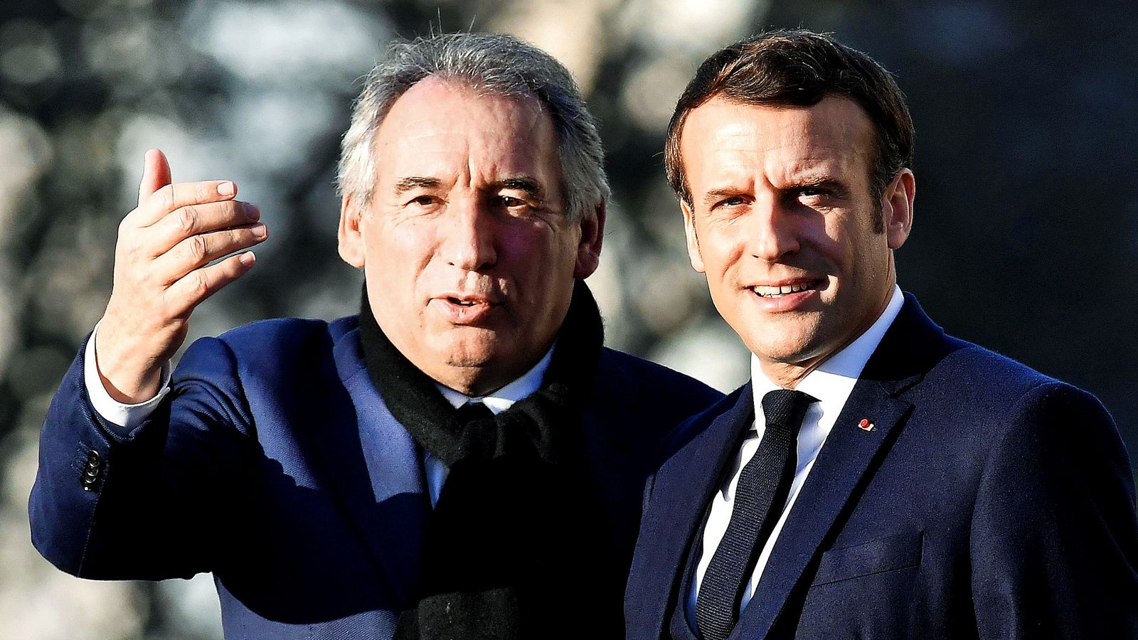 Stürzt Präsident Emmanuel Macron (re.) gleich mit, wenn sein umstrittener Premierminister François Bayrou stürzt?Foto: AFP/Georges Gobet Stürzt Präsident Emmanuel Macron (re.) gleich mit, wenn sein umstrittener Premierminister François Bayrou stürzt?Foto: AFP/Georges Gobet
