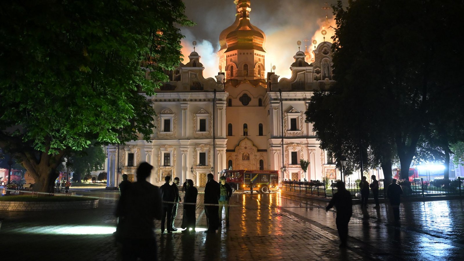 Flammen züngeln aus dem Dach unter den vergoldeten Kuppeln der Mariä-Entschlafens-Kathedrale.Foto: Danylo Antoniuk/AP/dpa
