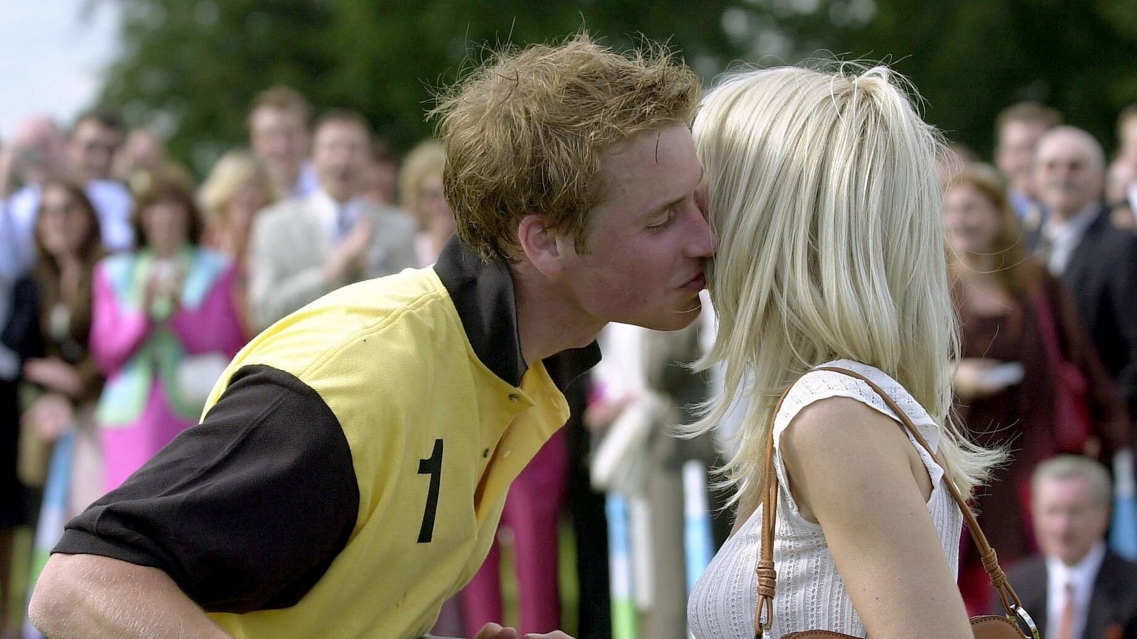Prinz William küsst das Model Claudia Schiffer im Jahr 2002, nachdem er als Mitglied der siegreichen Polo-Mannschaft bei einem Wohltätigkeits-Polo-Turnier im Ashe Park in Hampshire den Porcelanosa-Pokal entgegengenommen hatte.Foto: picture-alliance / dpa/dpaweb | Matthew_Fearn