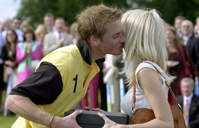 Prinz William küsst das Model Claudia Schiffer im Jahr 2002, nachdem er als Mitglied der siegreichen Polo-Mannschaft bei einem Wohltätigkeits-Polo-Turnier im Ashe Park in Hampshire den Porcelanosa-Pokal entgegengenommen hatte.<span class='image-autor'>Foto: picture-alliance / dpa/dpaweb | Matthew_Fearn</span>