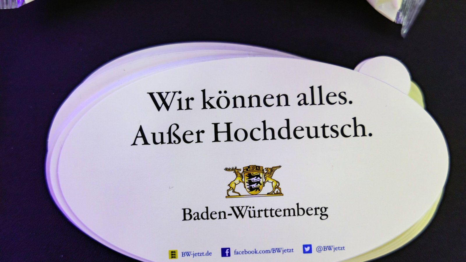 Aufkleber „Wir können alles außer Hochdeutsch“ (Symbolfoto).Foto: imago/Arnulf Hettrich/Arnulf Hettrich