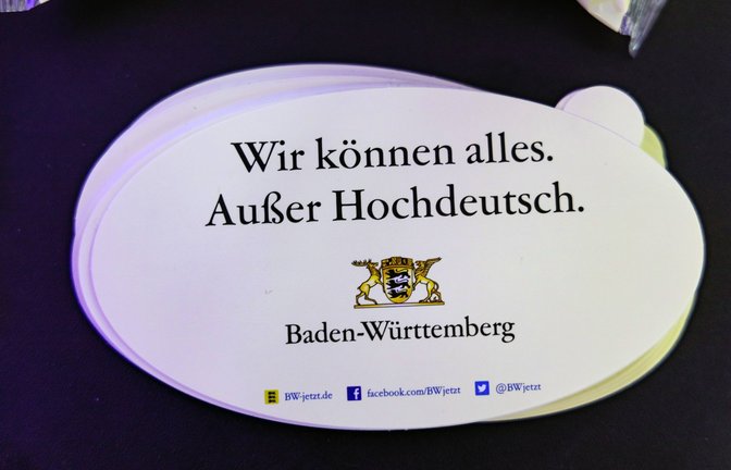 Aufkleber „Wir können alles außer Hochdeutsch“ (Symbolfoto).<span class='image-autor'>Foto: imago/Arnulf Hettrich/Arnulf Hettrich</span>