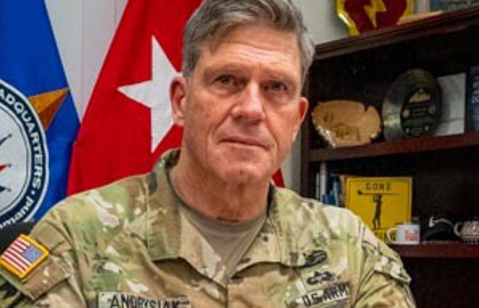 Die Eltern von US-Generalmajor Peter B. Andrysiak lernen sich Ende der 50er-Jahre am Tor der Stuttgarter Kelley Barracks kennen.<span class='image-autor'>Foto: Eucom</span>