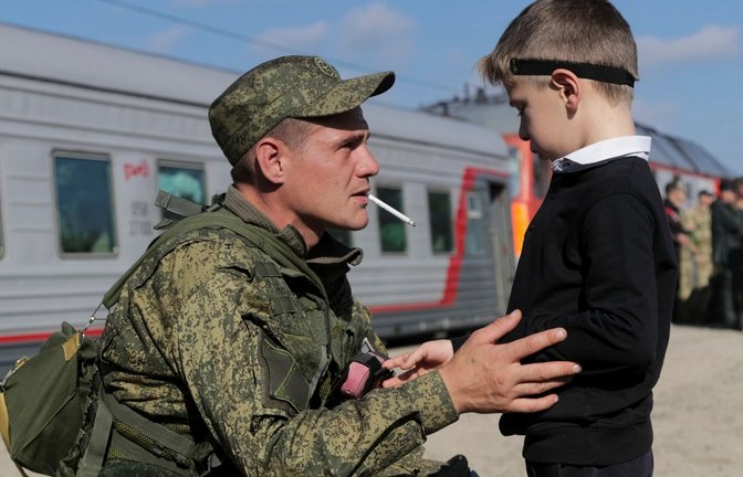 Ein russischer Rekrut spricht mit seinem Sohn, bevor er einen Zug am Bahnhof in Prudboi besteigt. Der ukrainische Präsident Wolodymyr Selenskyj hat die russische Bevölkerung aufgefordert, sich gegen Kremlchef Wladimir Putin aufzulehnen und den Krieg zu stoppen.<span class='image-autor'>Foto: -/AP/dpa</span>