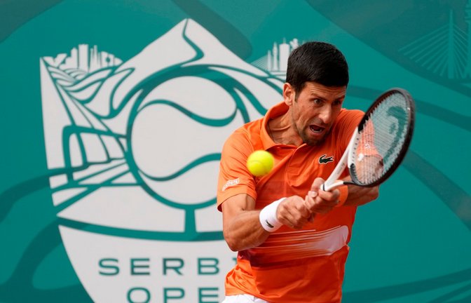Hat bei seinem Heim-Turnier in Belgrad im Finale gegen den Russen Andrej Rubljow verloren: Novak Djokovic in Aktion.<span class='image-autor'>Foto: Darko Vojinovic/AP/dpa</span>