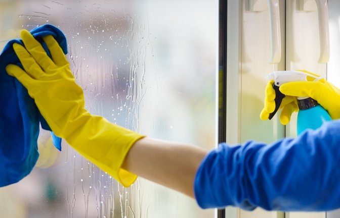 So entfernen Sie Schmierfilme rückstandslos von Glasoberflächen.<span class='image-autor'>Foto: Voyagerix / Shutterstock.com</span>