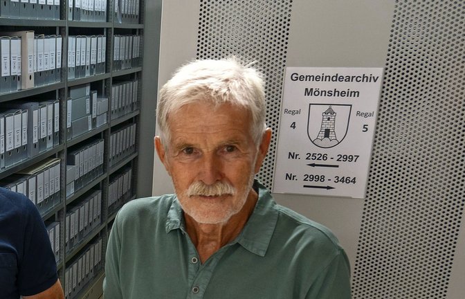 Walter Knapp – hier im Gemeindearchiv –  verabschiedete sich nach 43 Jahren  aus dem  Gemeinderat von Mönsheim.<span class='image-autor'>Foto: /Jürgen Bach</span>