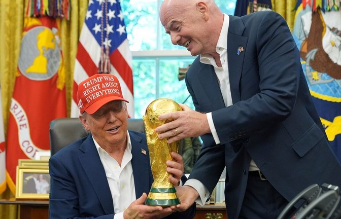 Ziemlich beste Freunde: der Fifa-Chef Gianni Infantino (rechts) überreicht dem US-Präsidenten Donald Trump den Weltmeister-Pokal und gibt ihm das Gefühl, ein großer Sieger zu sein.<span class='image-autor'>Foto: Jacquelyn Martin/AP/dpa</span>