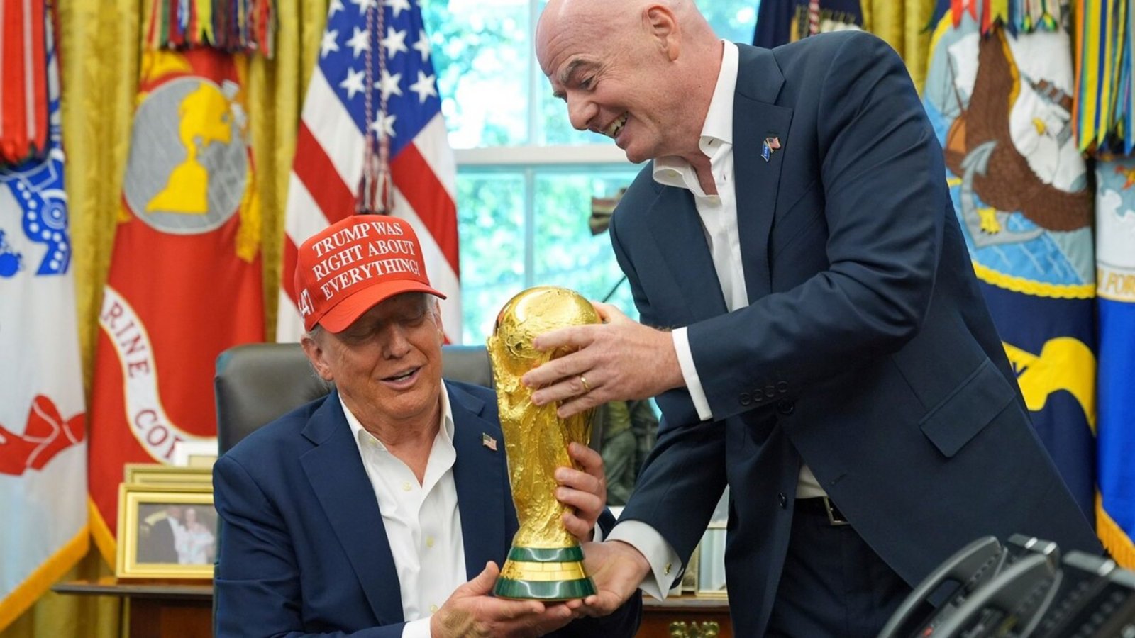 Ziemlich beste Freunde: der Fifa-Chef Gianni Infantino (rechts) überreicht dem US-Präsidenten Donald Trump den Weltmeister-Pokal und gibt ihm das Gefühl, ein großer Sieger zu sein.Foto: Jacquelyn Martin/AP/dpa Ziemlich beste Freunde: der Fifa-Chef Gianni Infantino (rechts) überreicht dem US-Präsidenten Donald Trump den Weltmeister-Pokal und gibt ihm das Gefühl, ein großer Sieger zu sein.Foto: Jacquelyn Martin/AP/dpa
