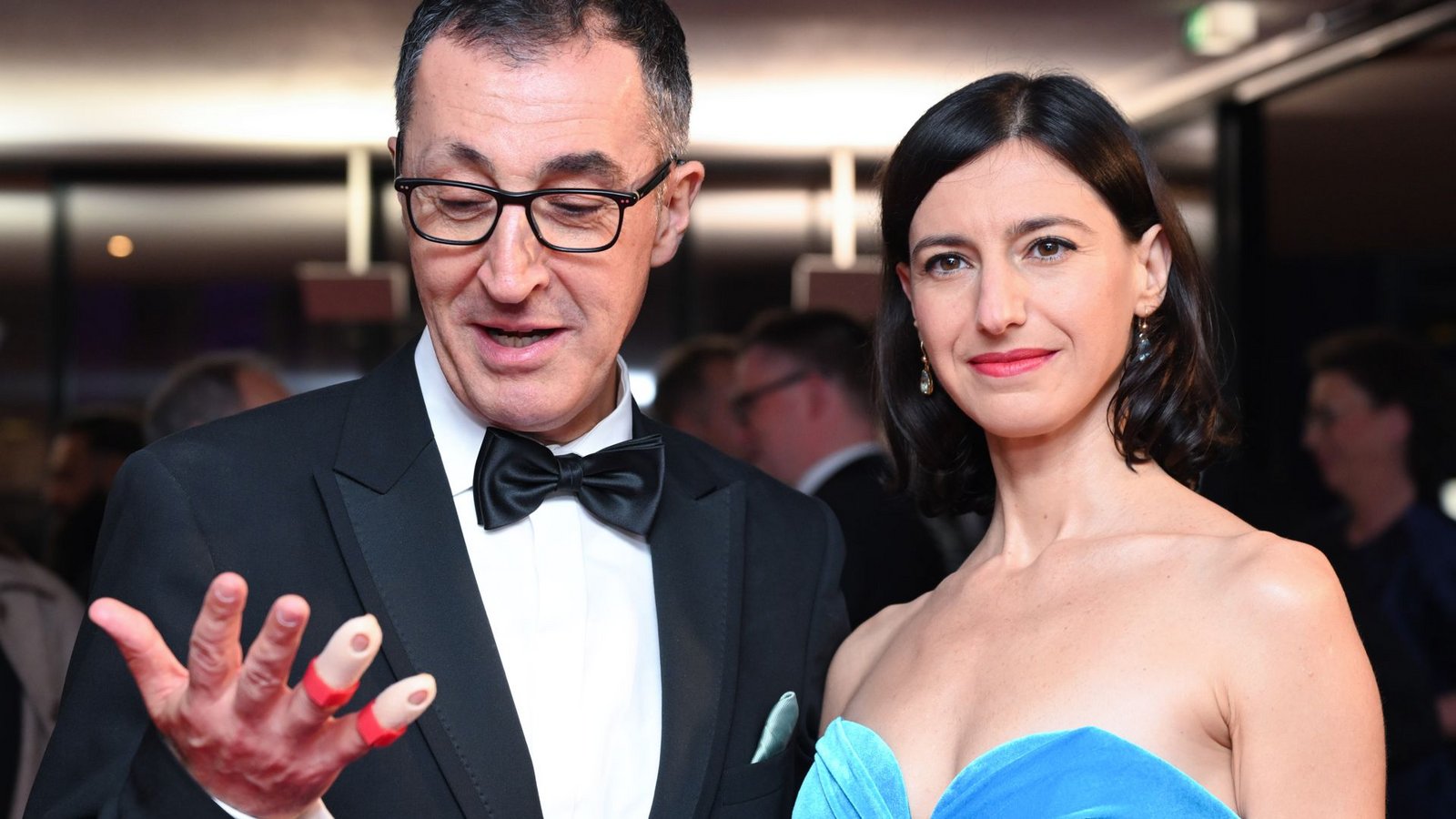 Özdemir mit gebrochenen Fingern und Partnerin Flavia Zaka beim Landespresseball 2025 in Stuttgart.Foto: Bernd Weißbrod/dpa/Bernd Weißbrod Özdemir mit gebrochenen Fingern und Partnerin Flavia Zaka beim Landespresseball 2025 in Stuttgart.Foto: Bernd Weißbrod/dpa/Bernd Weißbrod