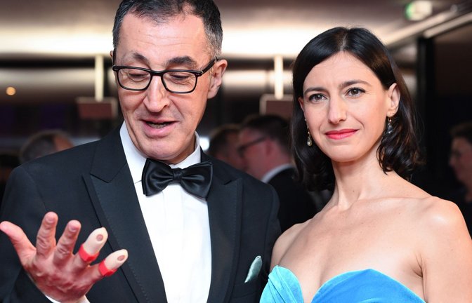 Özdemir mit gebrochenen Fingern und Partnerin Flavia Zaka beim Landespresseball 2025 in Stuttgart.<span class='image-autor'>Foto: Bernd Weißbrod/dpa/Bernd Weißbrod</span>