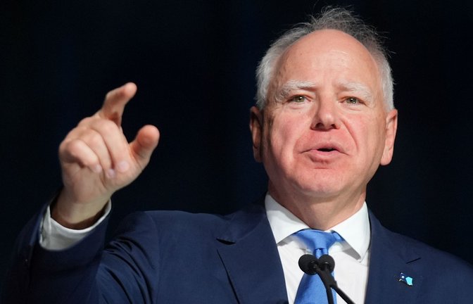 Minnesotas Gouverneur Walz bezeichnete die Entscheidung als Sieg für Rechtsstaat und Demokratie.<span class='image-autor'>Foto: Damian Dovarganes/AP/dpa</span>
