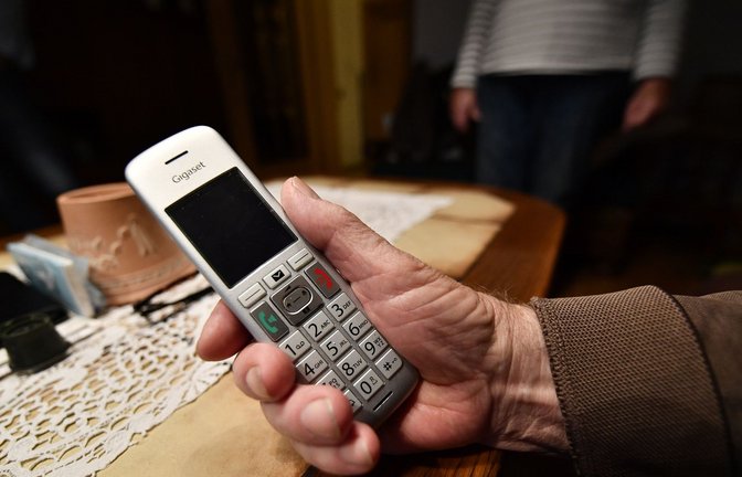 Trickbetrüger kontaktieren ihre Opfer oft über Telefonanrufe und fordern sie auf, Geld und Wertgegenstände Boten auszuhändigen.<span class='image-autor'>Foto: IMAGO/</span>