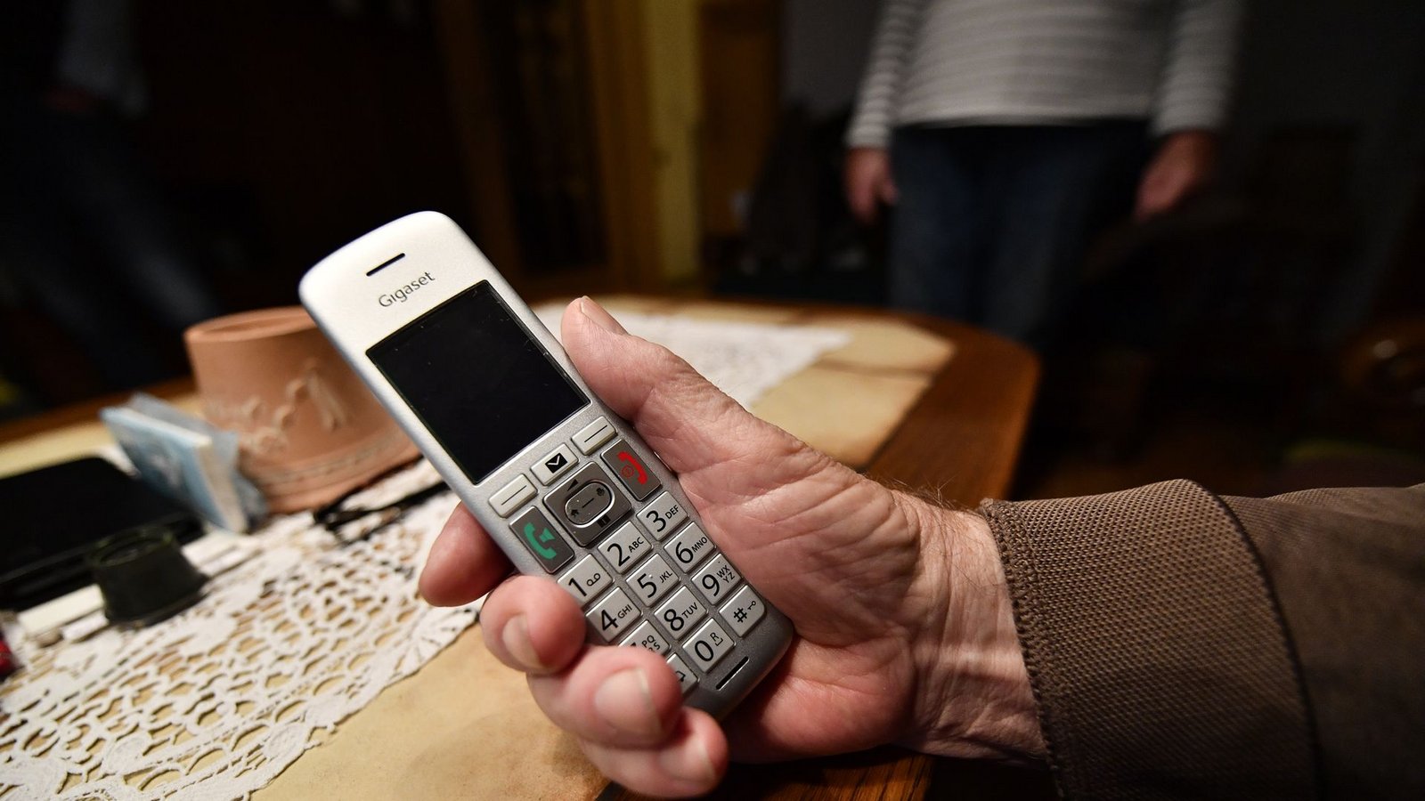 Trickbetrüger kontaktieren ihre Opfer oft über Telefonanrufe und fordern sie auf, Geld und Wertgegenstände Boten auszuhändigen.Foto: IMAGO/