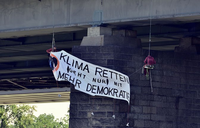 Bei den Protesten in Mannheim haben sich Aktivisten auch von einer Brücke abgeseilt.<span class='image-autor'>Foto: Letzte Generation</span>