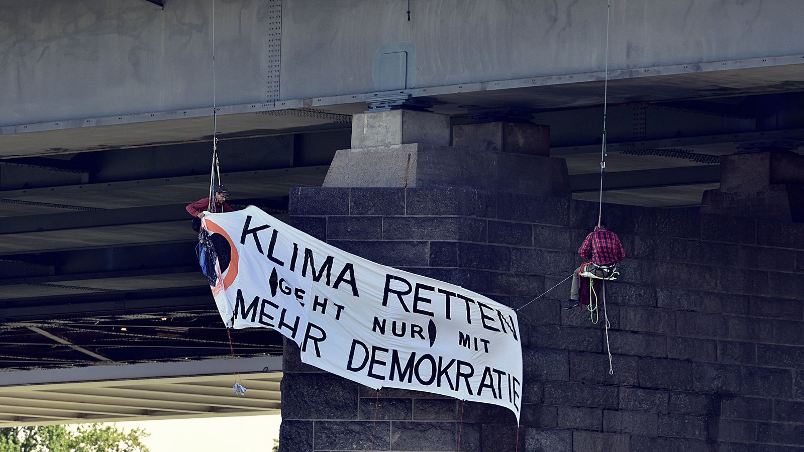Bei den Protesten in Mannheim haben sich Aktivisten auch von einer Brücke abgeseilt.Foto: Letzte Generation Bei den Protesten in Mannheim haben sich Aktivisten auch von einer Brücke abgeseilt.Foto: Letzte Generation