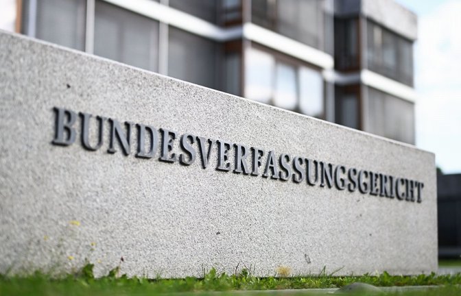 Der Schriftzug des Bundesverfassungsgerichtes in Karlsruhe. (Symbolfoto)<span class='image-autor'>Foto: dpa/Uli Deck</span>