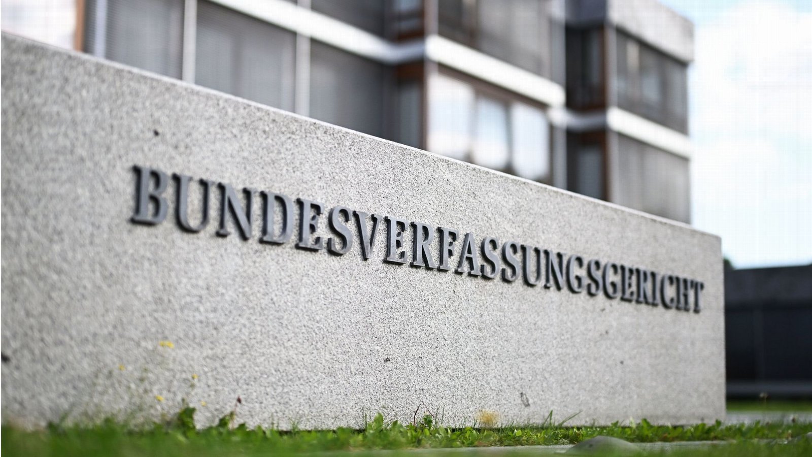Der Schriftzug des Bundesverfassungsgerichtes in Karlsruhe. (Symbolfoto)Foto: dpa/Uli Deck Der Schriftzug des Bundesverfassungsgerichtes in Karlsruhe. (Symbolfoto)Foto: dpa/Uli Deck