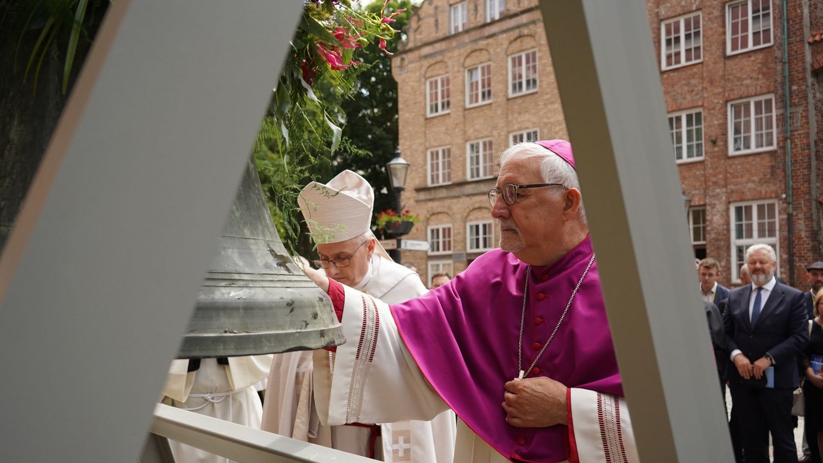 Der Rottenburger Bischof Gebhard Fürst bei der Segnung einer Friedensglocke in PolenFoto: Diözese Rottenburg-Stuttgart/Arkadius Guzy Der Rottenburger Bischof Gebhard Fürst bei der Segnung einer Friedensglocke in PolenFoto: Diözese Rottenburg-Stuttgart/Arkadius Guzy