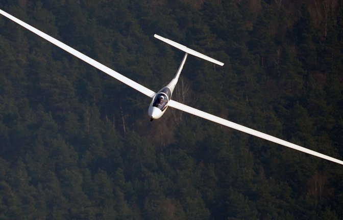 Der Pilot war mit dem Segelflugzeug abgestürzt. (Symbolbild)<span class='image-autor'>Foto: dpa</span>